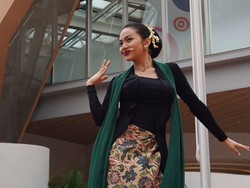 7 Foto Ariel Tatum Jaipongan di Jepang, Cantik nan Ayu Berbalut Kebaya
