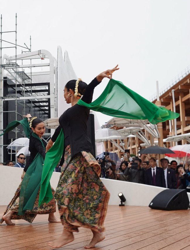 Ariel tampil bersama Happy Salma membawakan tarian Jaipong sambil diiringi suara gamelan tradisional Sunda. Meski rintik hujan membasahi, namun tak menghentikan Ariel dan Happy untuk memperkenalkan tarian tradisional tersebut. Foto: Instagram/@arieltatum