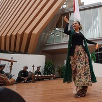 Ariel tampil cantik nan ayu kenakan kebaya model kutu baru warna hitam dipadukan dengan kain lilit batik coklat dan selendang hijau. Semakin pancarkan pesona wanita Indonesia, Ariel juga menyanggul rambutnya dan kenakan ronce melati. Foto: Instagram/@arieltatum