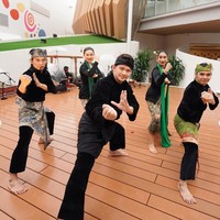 Turut jadi penampil, aktor Iko Uwais juga terihat hadir. Iko memperkenalkan beragam jurus pencak silat. Foto: Instagram/@arieltatum