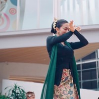 Dari video singkat yang dibagikan terlihat Ariel yang begitu luwes membawakan tarian Jaipong. Diketahui Ariel sendiri memang sudah cukup lama mempelajari tarian tradisional.  Foto: Instagram/@arieltatum