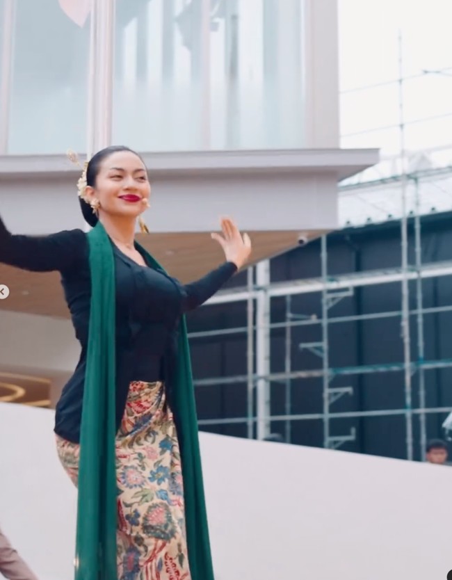 Ga nyangka beberapa tahun ini banyak diberkati pekerjaan menari. Dari awalnya hanya menari tradisional untuk pementasan sekolah, lalu belajar nari Jawa sebagai bentuk meditasi dinamis untuk kesenangan pribadi, terus jadi belajar Jaipongan untuk pementasan Lestari Tradisi di Sukabumi, sampe menari Ronggeng Gunung untuk monolog Sang Kembang Bale, eehhh tiba-tiba awal bulan ini menari Jaipong lagi, namun dengan sedikit jurus-jurus pencak silat @iko.uwais dan @uwais.team dalam acara pembukaan Paviliun Indonesia, di Osaka World Expo 2025, tulis Ariel dalam keterangan unggahannya. Foto: Instagram/@arieltatum