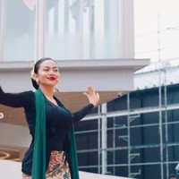 Ga nyangka beberapa tahun ini banyak diberkati pekerjaan menari. Dari awalnya hanya menari tradisional untuk pementasan sekolah, lalu belajar nari Jawa sebagai bentuk meditasi dinamis untuk kesenangan pribadi, terus jadi belajar Jaipongan untuk pementasan Lestari Tradisi di Sukabumi, sampe menari Ronggeng Gunung untuk monolog Sang Kembang Bale, eehhh tiba-tiba awal bulan ini menari Jaipong lagi, namun dengan sedikit jurus-jurus pencak silat @iko.uwais dan @uwais.team dalam acara pembukaan Paviliun Indonesia, di Osaka World Expo 2025, tulis Ariel dalam keterangan unggahannya. Foto: Instagram/@arieltatum