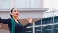Kilas balik suatu pagi di Osaka, kami menari diiringi suara gamelan tradisional Sunda dari @swarantara_, juga rintik hujan tipis nan romantis. (Instagram/@arieltatum)