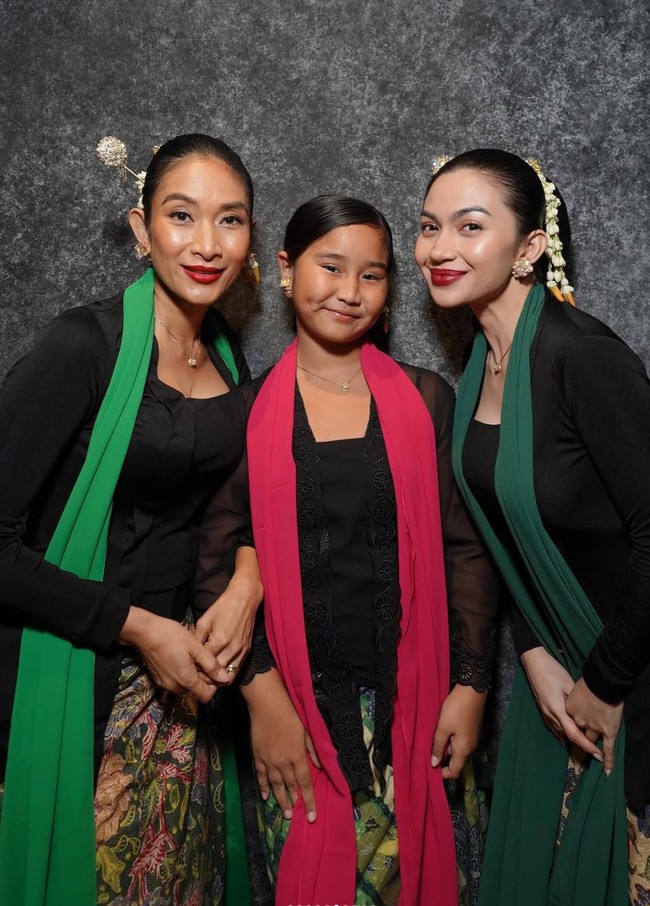 Penampilan Ariel makin menawan dengan riasan minimalis dipadukan lipstik merah gelap yang membuat penampilannya jadi lebih bold. Ia juga mengenakan beberapa aksesori, seperti, sepasang giwang emas dan kalung. Foto: Instagram/@arieltatum