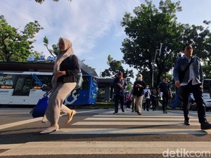 Halte Tj Balkot Dipadati ASN Jakarta di Hari Pertama Wajib Transportasi Umum