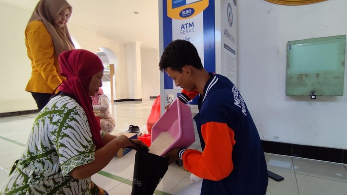 Penyaluran bantuan melalui ATM beras di Masjid Al Muawanah di Jl. Jemur Andayani I, Siwalankerto