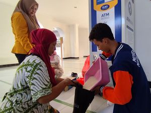 Mengintip ATM Beras YBM BRILian Bantu Ketahanan Pangan Para Mustahik