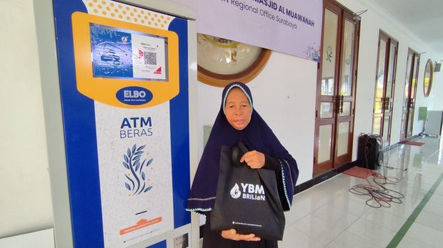 Penyaluran bantuan melalui ATM beras di Masjid Al Muawanah di Jl. Jemur Andayani I, Siwalankerto