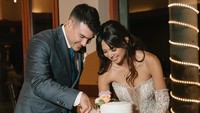 Aurelie dan sang suami tampil memukau dalam acara resepsi. Mereka juga menghadirkan kue 3 tingkat yang tampilannya cantik dengan hiasan bunga berwarna pastel. Foto: Instagram @aurelie