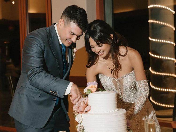 Aurelie Moeremans Potong Kue Pengantin dan Cicip Donat Jumbo