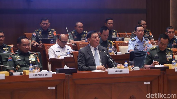 Komisi I DPR RI menggelar rapat kerja bersama Menteri Pertahanan Sjafrie Sjamsoeddin dan Panglima TNI Jenderal Agus Subiyanto. Rapat tersebut membahas terkait isu-isu strategis serta kesejahteraan prajurit TNI, Rabu (30/4/2025).