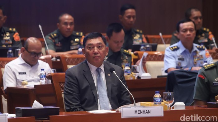 Komisi I DPR RI menggelar rapat kerja bersama Menteri Pertahanan Sjafrie Sjamsoeddin dan Panglima TNI Jenderal Agus Subiyanto. Rapat tersebut membahas terkait isu-isu strategis serta kesejahteraan prajurit TNI, Rabu (30/4/2025).