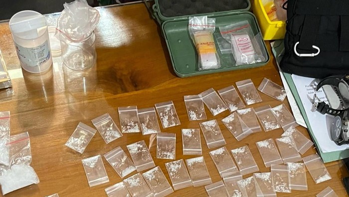 Barang bukti diduga narkoba jenis sabu-sabu yang ditemukan warga di kebun kini diamankan pihak kepolisian.