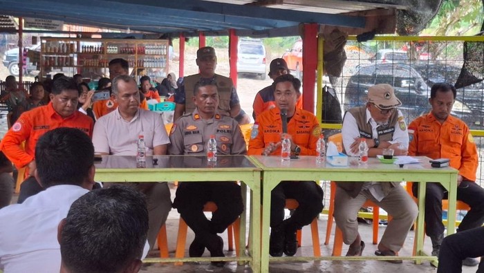 Basarnas Medan saat memberikan keterangan soal penghentian pencarian dua korban minibus. (Foto: Dok. Basarnas Medan).