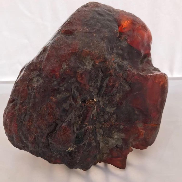 Batu amber dari Rumania yang dijadikan pengganjal pintu