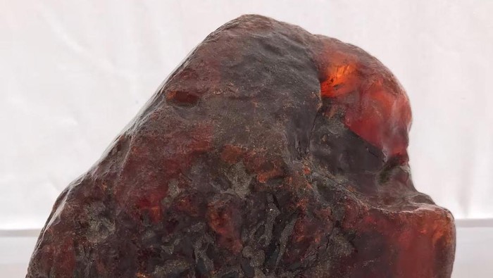 Batu amber dari Rumania yang dijadikan pengganjal pintu