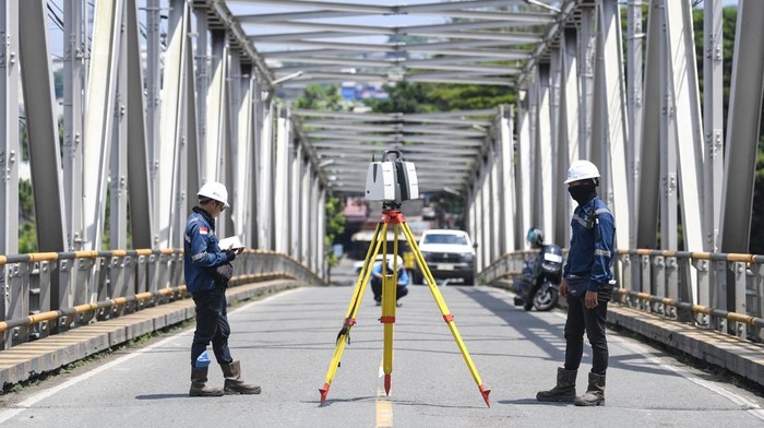 BBPJN Uji Stabilitas Jembatan Mahakam I Pasca Tabrakan Kapal Foto udara jembatan Mahakam I (bawah) saat berlangsungnya uji geometrik di Samarinda, Kalimantan Timur, Rabu (30/4/2025). Balai Besar Pelaksanaan Jalan Nasional (BBPJN) Kalimantan Timur melakukan uji dinamis dan geometrik sebagai tindak lanjut setelah ditabraknya jembatan Mahakam I oleh kapal tongkang pada Sabtu (26/4) yang menyebabkan kerusakan pada pilar keempat. ANTARA FOTO/M Risyal Hidayat