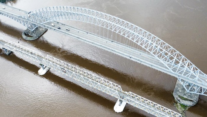 Foto udara jembatan Mahakam I (bawah) saat berlangsungnya uji geometrik di Samarinda, Kalimantan Timur, Rabu (30/4/2025). Balai Besar Pelaksanaan Jalan Nasional (BBPJN) Kalimantan Timur melakukan uji dinamis dan geometrik sebagai tindak lanjut setelah ditabraknya jembatan Mahakam I oleh kapal tongkang pada Sabtu (26/4) yang menyebabkan kerusakan pada pilar keempat. ANTARA FOTO/M Risyal Hidayat