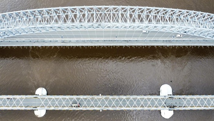 BBPJN Uji Stabilitas Jembatan Mahakam I Pasca Tabrakan Kapal Foto udara jembatan Mahakam I (bawah) saat berlangsungnya uji geometrik di Samarinda, Kalimantan Timur, Rabu (30/4/2025). Balai Besar Pelaksanaan Jalan Nasional (BBPJN) Kalimantan Timur melakukan uji dinamis dan geometrik sebagai tindak lanjut setelah ditabraknya jembatan Mahakam I oleh kapal tongkang pada Sabtu (26/4) yang menyebabkan kerusakan pada pilar keempat. ANTARA FOTO/M Risyal Hidayat