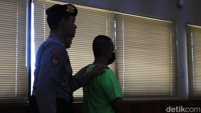 Pelaku begal payudara di sekitar JCM ditampilkan polisi saat rilis kasus di Mapolresta Sleman, Rabu (30/4/2025).
