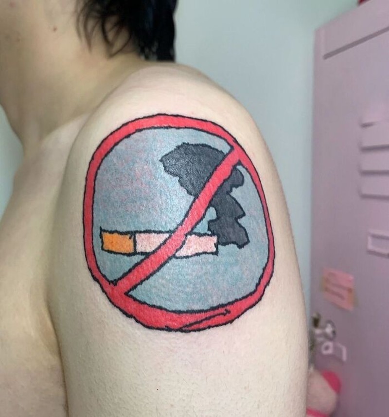 Kumpulan tato berikut ini dianggap sebagai tato gagal bagi sebagian netizen. Mana yang menurutmu nggak terlalu parah atau biasa-biasa saja?