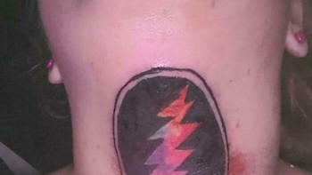 Entah apa maksud tato yang ini. Foto: litheartist via Bored Panda