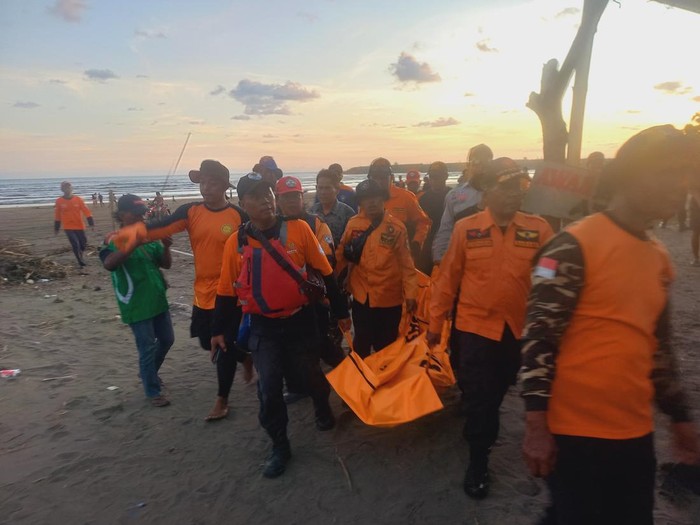 Bocah Tenggelam Tim SAR adonan mengevakuasi jasad pemancing yang karam di Pantai Jetis, Kecamatan Nusawungu, Kabupaten Cilacap, Selasa (29/4/2025).