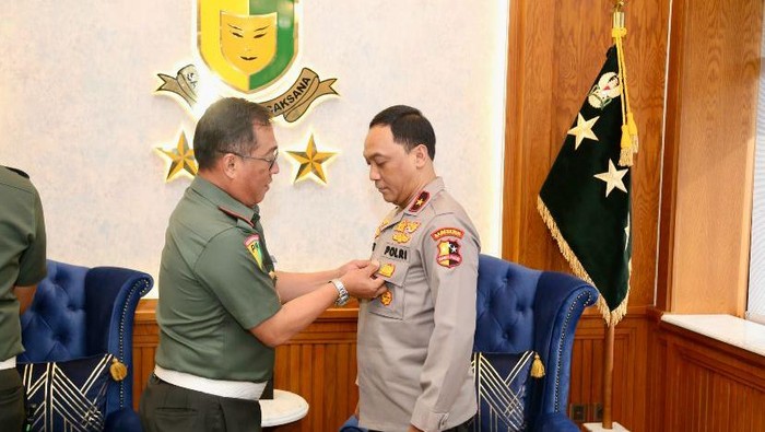 Brigjen Eko mendapatkan pin kehormatan dari Puspomad.
