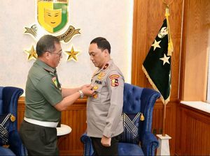 Dirtipidnarkoba Bareskrim Polri Mendapatkan Pin Kehormatan dari Puspomad