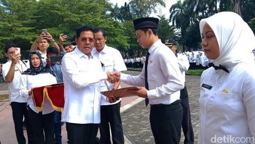 Bupati Lombok Timur Haerul Warisin alias Iron menyerahkan SK pengangkatan PPPK di halaman kantor Bupati Lombok Timur, Rabu (30/4/2025). (Foto: Sanusi Ardi/detikBali)