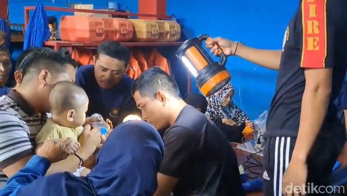 Damkar Parepare membantu melepas gelang di lengan bayi.