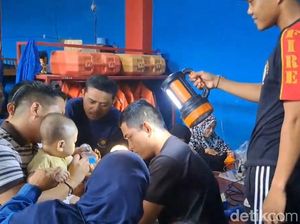 Damkar Parepare Lepas Gelang di Lengan Bayi 10 Bulan Sambil Nyanyi Bareng