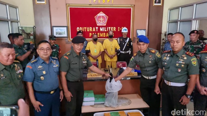 Dandenpom II/3 Lampung menyerahkan berkas dan barang bukti dua tersangka judi sambung ayam ke Otmi Palembang