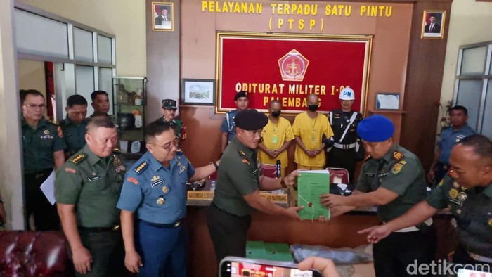 Dandenpom II/3 Lampung menyerahkan berkas perkara dan kedua tersangka penembak 3 polisi Lampung ke Palembang