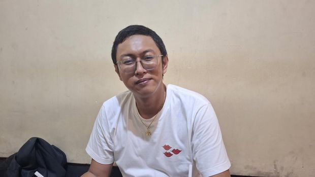 Devon Andarawata (27), salah satu pemilik bisnis kos-kosan di Denpasar, Bali, saat ditemui detikBali, Selasa (29/4/2025). (Fabiola Dianira/detikBali)
