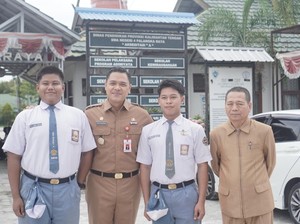 Momen Haru Kadisdik Kalteng Beri Sepatu yang Dipakai untuk Siswa