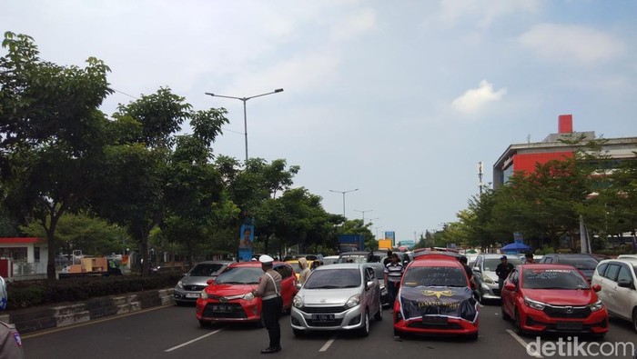 Driver taksi online berkumpul di Jalan AP Pettarani Makassar sebelum demonstrasi.
