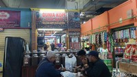 Nah, kamu yang tertarik tentang dunia kopi bisa banget datang ke Pasar Santa dan main di kedai Dunia Kopi. Tak sekedar menjual biji kopi, kedai ini juga membuka kelas barista dengan baiya yang terjangkau. (Syanti Mustika/detikcom)