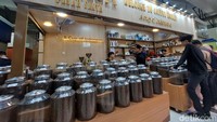 Terdapat beberapa pilihan kelas yang bisa traveler pelajari di sini. Yaitu expresso base, basic latte art dan manual brew. (Syanti Mustika/detikcom)