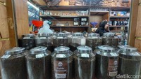 Traveler tenang saja, datang ke Dunia Kopi tidak harus ikut kelas kok. Kamu bisa datang, berbincang-bincang dan menikmati racikan aneka kopi dari berbagai Indonesia.  Juga, bila ingin membawa biji kopi pulang, bisa kok membeli sesuai kebutuhan. Harganya pun beragam mulai Rp 13 ribu per 100 gram. Jika ingin digiling di tempat, bisa juga kok.(Syanti Mustika/detikcom)
