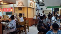 Buka mulai pukul 06.00-18.00 WIB, Dunia Kopi ramai bukan main. Setiap sudut basement penuh dengan pelanggan Pak Suradi. (bonauli/detikcom)