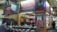 Tak perlu bingung kalau mau ke sini, cukup turun ke basement dan kamu akan melihat banyak kios dengan nama Dunia Kopi. Semuanya adalah milik Pak Suradi, totalnya 40 kios termasuk gudang. (bonauli/detikcom)