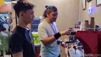 Pak Suradi juga punya barista, namanya Jay. Setiap hari, Jay akan membuat kopi gratis bagi mereka yang mau mencicip kopi sebelum membeli. (bonauli/detikcom)