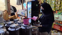 Setiap hari, kios kopi ini berjualan sedikitnya sat ton kopi. Pelanggannya dari dalam dan luar negeri. (bonauli/detikcom)