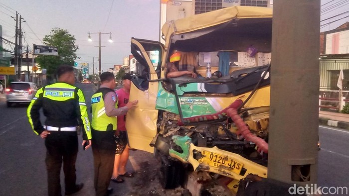 Evakuasi truk boks tabrak tiang lampu di Jalan Jogja-Solo, Delanggu, Klaten, Rabu (30/4/2025) pagi.