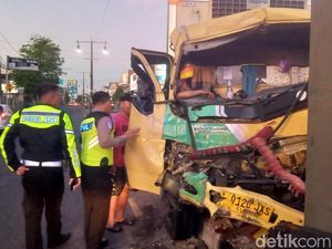 Video: Evakuasi Sopir Truk Terjepit Seusai Tabrak Tiang Lampu di Klaten