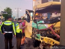 Truk Boks Hantam Tiang Lampu di Delanggu Klaten, Sopir Terjepit