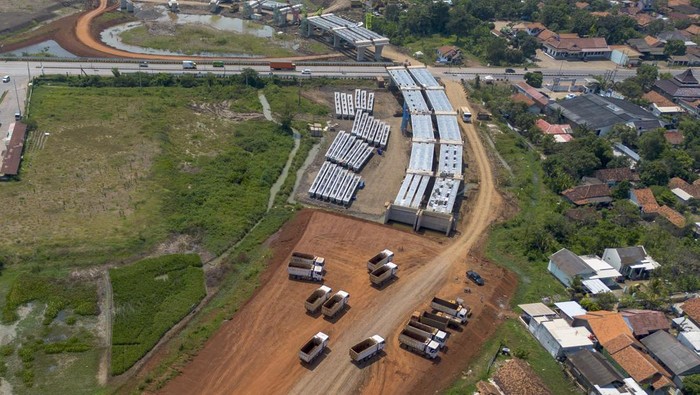 Foto udara suasana pembangunan jalan Tol akses Pelabuhan Patimban di Subang, Jawa Barat, Rabu (30/4/2025). Jalan Tol Akses Patimban di Kabupaten Subang sepanjang 37,05 km ini merupakan salah satu Proyek Strategis Nasional (PSN) dan ditargetkan rampung pada Akhir 2025. ANTARA FOTO/Dedhez Anggara/nz