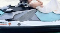 Mengenakan dres putih, Fuji berpose cantik dengan latar keindahan Danau Toba.